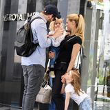 18. April 2017   Familienzeit im Urlaub: Michelle Hunziker, ihr Ehemann Tomaso Trussardi und Töchter Sole und Celeste vor ihrem Hotel in Dubai.
