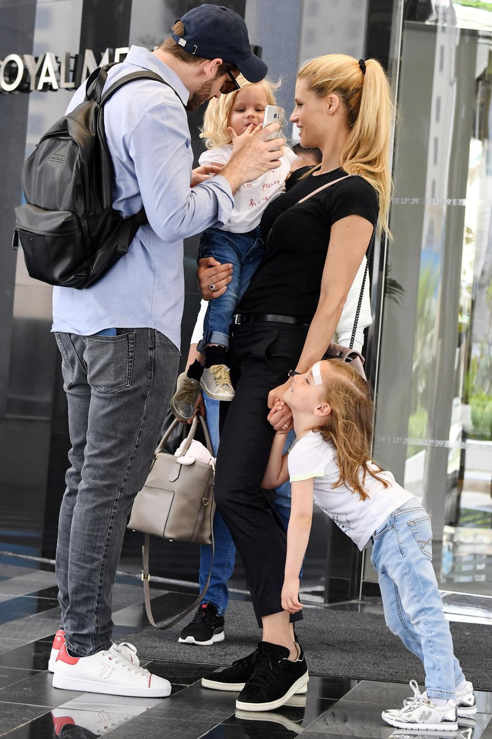 18. April 2017 Familienzeit im Urlaub: Michelle Hunziker, ihr Ehemann Tomaso Trussardi und Töchter Sole und Celeste vor ihrem Hotel in Dubai. 18. April 2017 Familienzeit im Urlaub: Michelle Hunziker, ihr Ehemann Tomaso Trussardi und Töchter Sole und Celeste vor ihrem Hotel in Dubai.