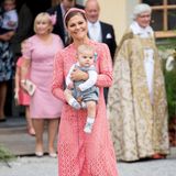 Schon bei der Taufe von Prinz Alexander von Schweden trug Victoria dieses schöne Kleid von Elie Saab für stolze 4400 Euro. Somit umso besser, dass sie das Midikleid nicht im Schrank herumhängen lässt.