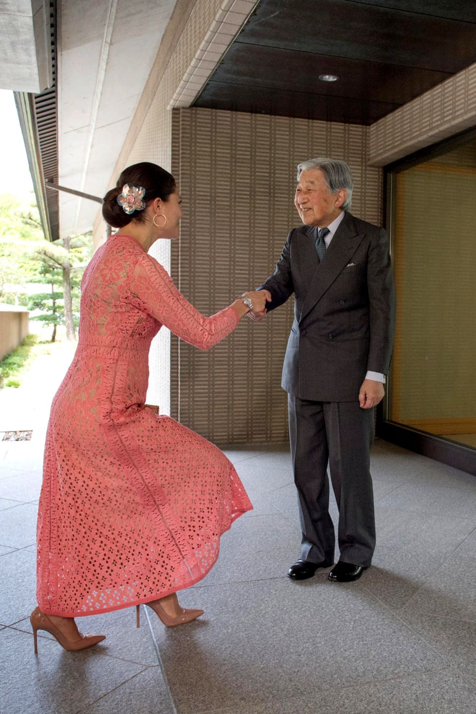 18. April 2017   Auch eine Kronprinzessin muss mal einen Knicks machen: Prinzessin Victoria besucht Kaiser Akihito und Kaiserin Michiko in Japan.