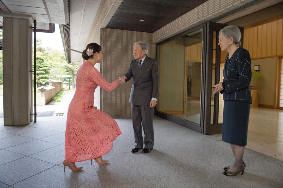 18. April 2017 Auch eine Kronprinzessin muss mal einen Knicks machen: Prinzessin Victoria besucht Kaiser Akihito und Kaiserin Michiko in Japan. 18. April 2017 Auch eine Kronprinzessin muss mal einen Knicks machen: Prinzessin Victoria besucht Kaiser Akihito und Kaiserin Michiko in Japan.