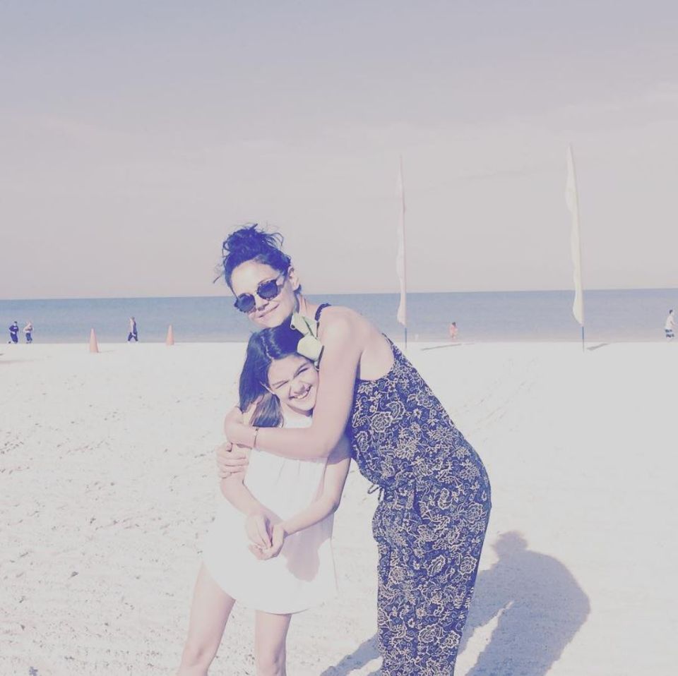 17. April 2017   Tochter Suri Cruise und Mutter Katie Holmes genießen schönes Strandwetter in Miami. Aber auch etwas Action war an der Tagesordnung... 