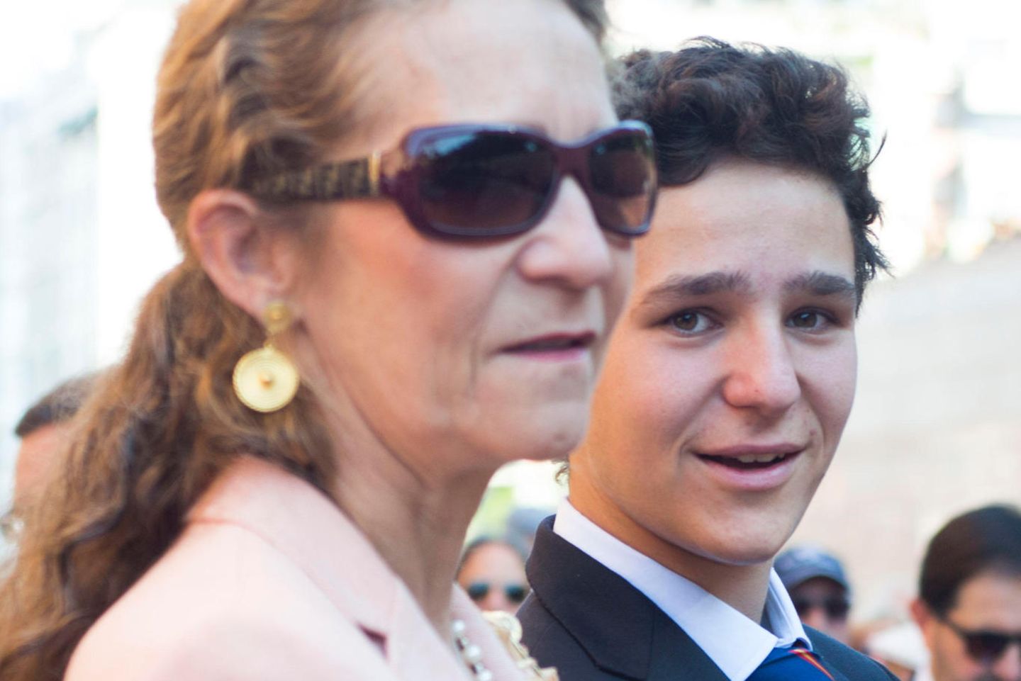 Prinzessin Elena und ihr Sohn, Juan Felipe de Marichalar, besuchen im Juni 2016 gemeinsam einen Stierkampf. Der Lockenkopf hat sich zu einem attraktiven jungen Mann entwickelt.