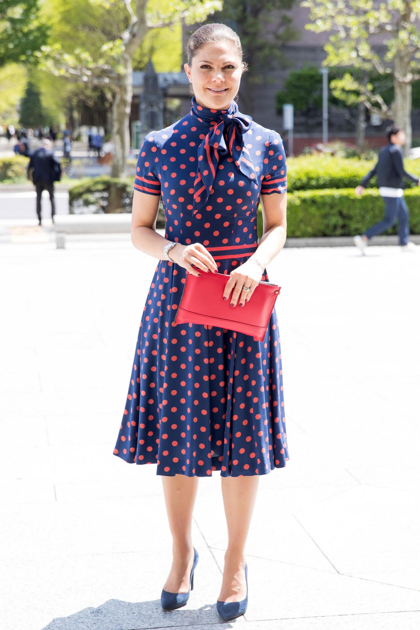 Prinzessin Victoria bezaubert bei ihrem Besuch in Tokio nicht nur die Japaner im Pünktchen-Dress, sondern auch uns. Sehr sogar! Der Rerto-Look ist sogar echt. Das Kleid hat nämlich ihre Mutter, Königin Silvia vor vielen Jahren auch schon getragen.