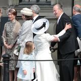 Prinzessin Victoria begrüßt König Juan Carlos. Erst kommt ein tiefer Knicks, mit der Hand schon an der Schulter des Königs ...