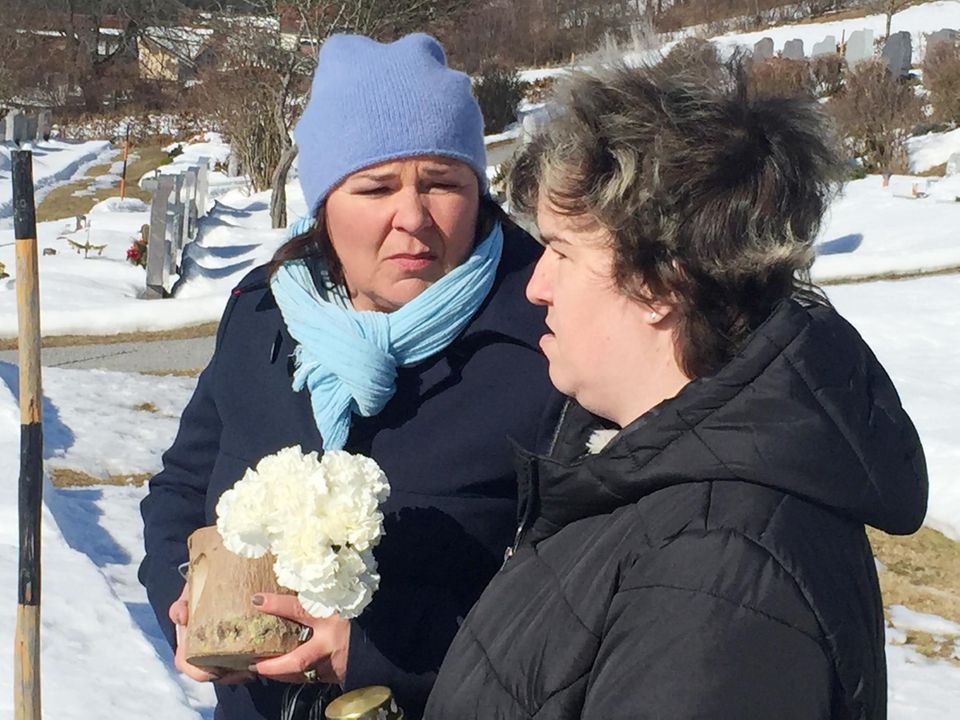 Vera Int-Veen und Beate besuchen das Grab von Mutter Irene.
