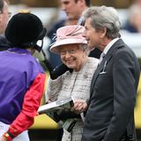 21. April 2017  Ganz still feiert die Queen dann doch nicht. Ohne Parade und ohne Balkonszene, dafür um so fröhlicher lässt sich die Queen auf der Rennbahn in Newbury sehen. Und als echter Enthusiast bespricht sich die Jubilarin vor dem Rennen noch mit dem Jockey ihres Pferdes und ihrem Rennmanager John Warren.