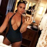 Gewagtes Posing: Sängerin Demi Lovato veröffentlichte auf Instagram ein Selfie in einem sehr tief ausgeschnittenen Body. "Warum nicht?", schreibt der ehemalige Disney-Star zu dem Bild und hat damit vollkommen recht - immerhin kann sie stolz auf ihre weiblichen Rundungen sein. 