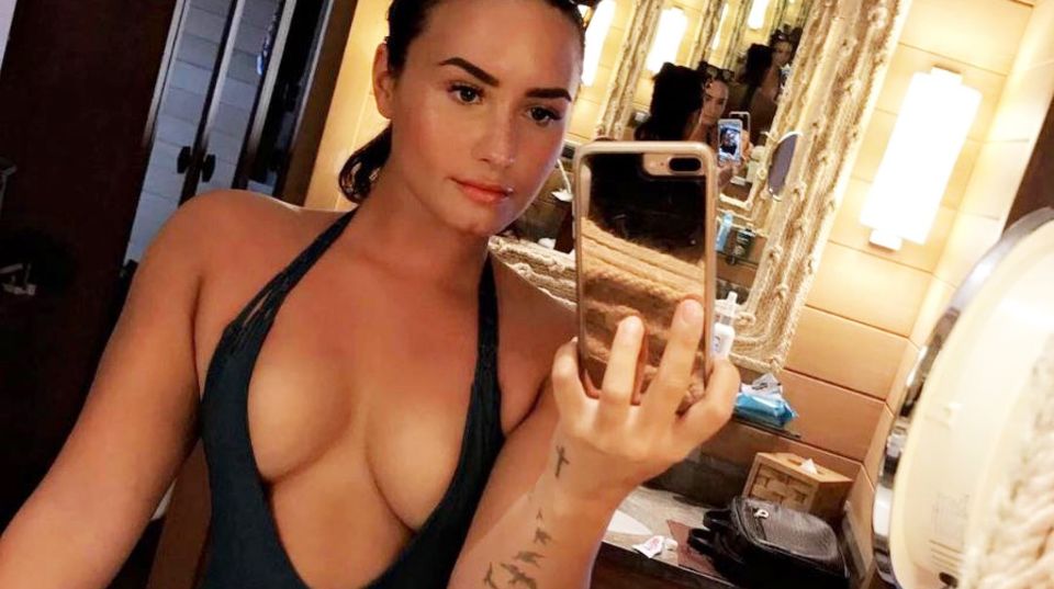 Demi Lovato im Interview: Gewagtes Posing: Sängerin Demi Lovato veröffentlichte auf Instagram ein Selfie in einem sehr tief ausgeschnittenen Body. "Warum nicht?", schreibt der ehemalige Disney-Star zu dem Bild und hat damit vollkommen recht - immerhin kann sie stolz auf ihre weiblichen Rundungen sein. Gewagtes Posing: Sängerin Demi Lovato veröffentlichte auf Instagram ein Selfie in einem sehr tief ausgeschnittenen Body. "Warum nicht?", schreibt der ehemalige Disney-Star zu dem Bild und hat damit vollkommen recht - immerhin kann sie stolz auf ihre weiblichen Rundungen sein.