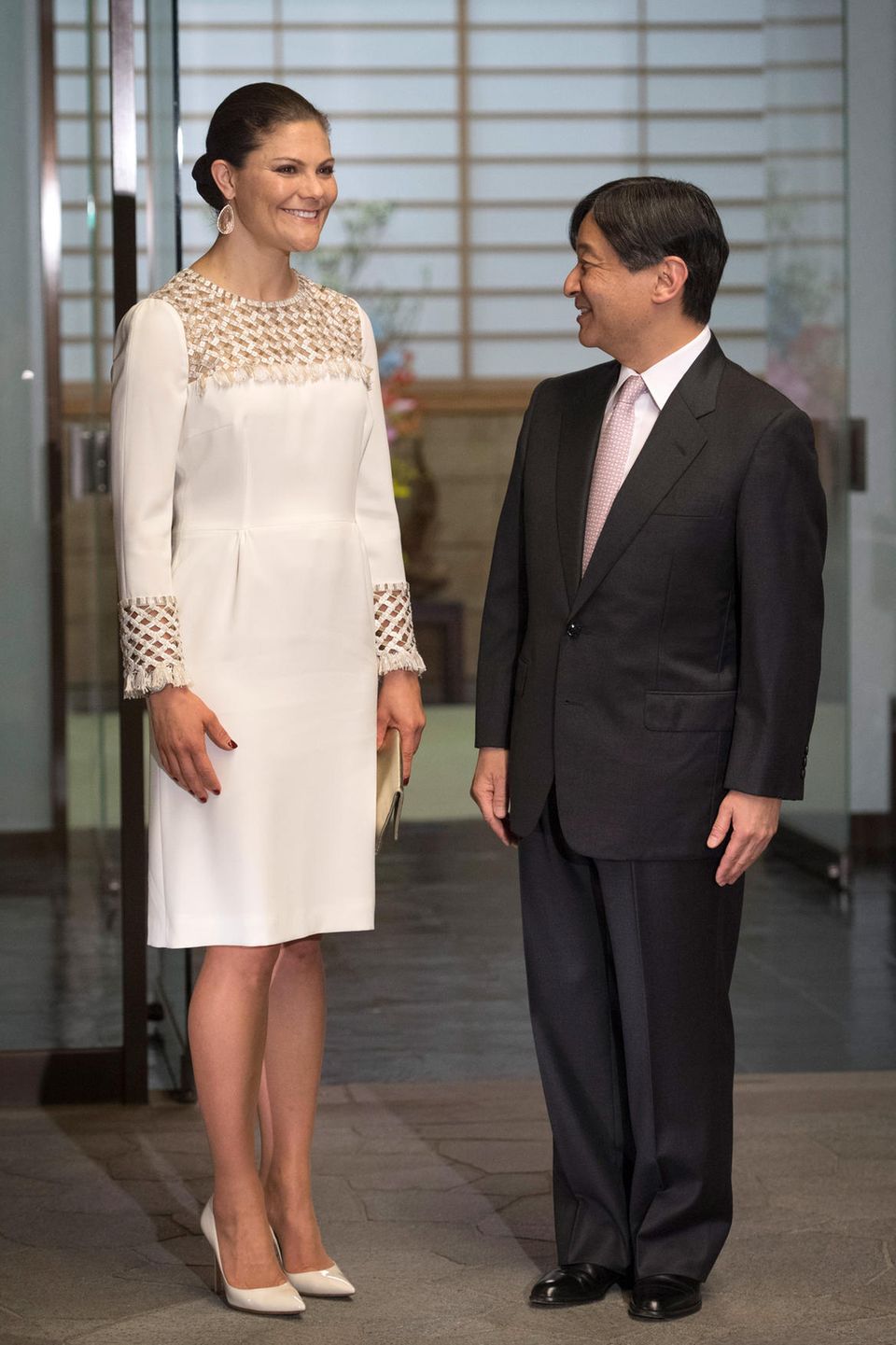Für das Dinner mit dem japanischen Kronprinzen Naruhito und seiner Frau Masako hat sich Victoria für dienen eleganten, weiß-goldenen Look entschieden.
