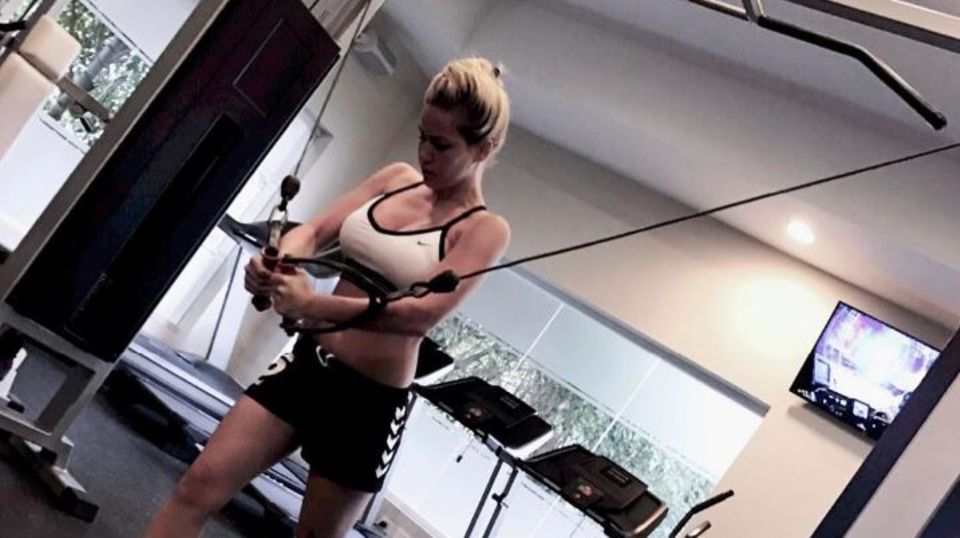 Geht Ex-"Bachelor"-Kandidatin Angelina Heger jetzt unter die Bodybuilder? Auf Instagram postete das TV-Sternchen zumindest jetzt diesen Schnappschuss, auf dem sie ihre Muskeln im Fitnessstudio spielen lässt. 