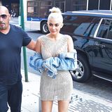 Glamour trifft Gammel: Das glitzernde Mini-Kleid kombiniert Kylie nicht ganz passenderweise mit einer runtergerockten Jeans-Jacke.
