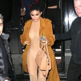 Diese Transparenz war wohl gewollt. Kylie Jenners nudefarbener Bodysuit lässt keine Fragen offen, das kann auch lederne Trenchcoat nicht verhindern.