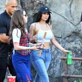 Sich ganz normal und sportlich wie eine 19-Jährige mit Jeans, Bustier-Top und weißen Turnschuhen kleiden, kann Kylie auch.
