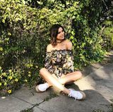 Lena Meyer-Landrut wird von ihren Fans auf Instagram immer wieder wegen ihrer angeblich zu dünnen Figur kritisiert. Dennoch lässt sich die Sängerin ihre gute Laune nicht verderben und schickt lächelnde Fashion-Grüße aus L.A. Warum Lena die sonnige Stimmung in L.A. ausgerechnet auf einem Gehweg genießt, wissen wir nicht, aber im floralen, schulterfreien Carmen-Look und weißen Bast-Plateau-Sneaker sieht sie dabei ganz bezaubernd aus. 