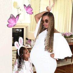 Dieses süße Foto von ihrem Oster-Wochenende postete Beyoncé am Sonntag (23. April) auf ihrer Webseite. Töchterchen Blue Ivy trägt einen Haarreif mit Hasenohren und küsst Beyoncé beachtlichen Babybauch. Die Kleine freut sich auf ihre Geschwister.