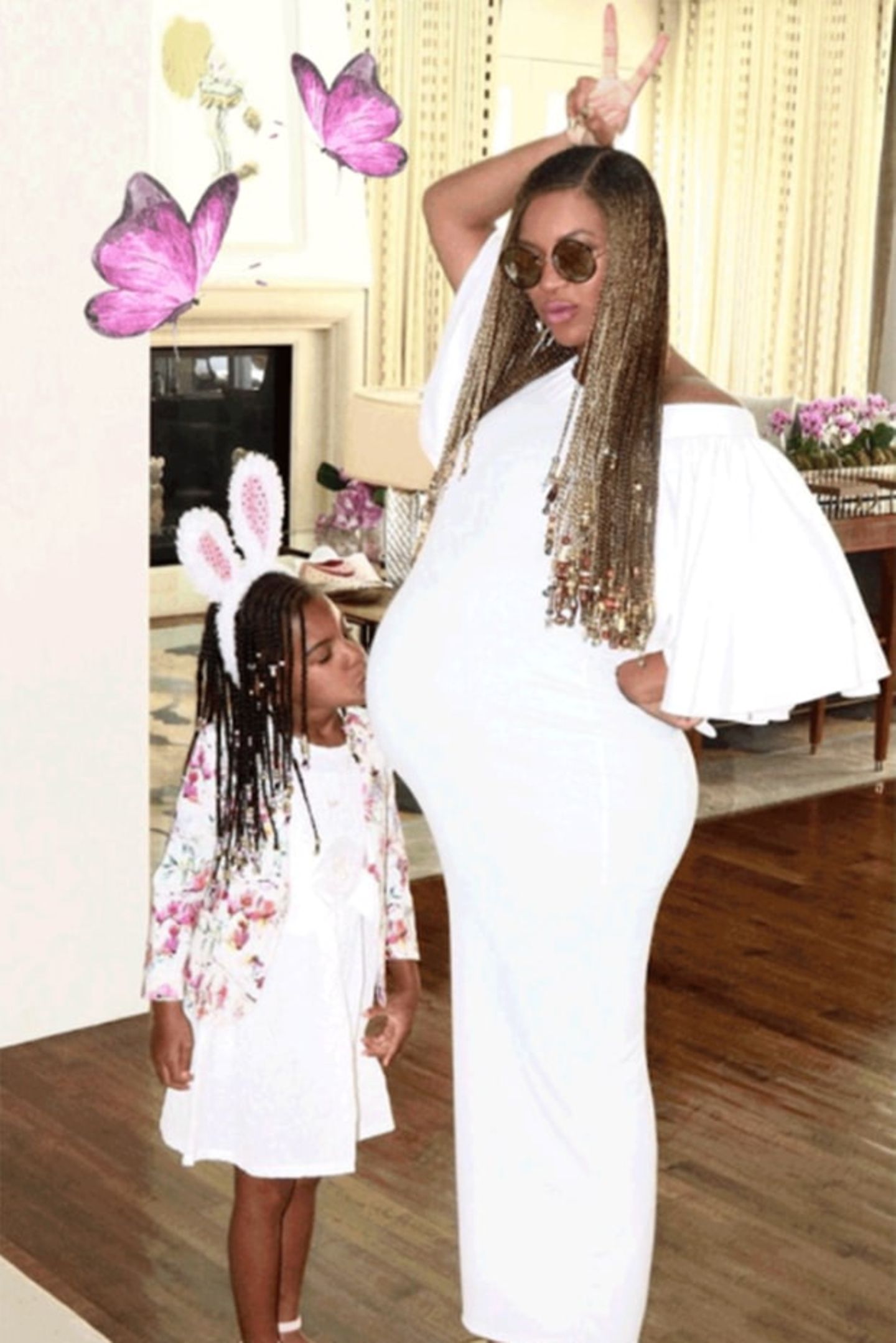Dieses süße Foto von ihrem Oster-Wochenende postete Beyoncé am Sonntag (23. April) auf ihrer Webseite. Töchterchen Blue Ivy trägt einen Haarreif mit Hasenohren und küsst Beyoncé beachtlichen Babybauch. Die Kleine freut sich auf ihre Geschwister.