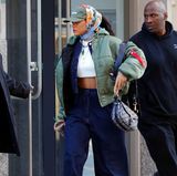 Momentan steht Rihanna voll auf die Bomberjacken von Vetements. Daher besitzt sie nicht nur ein Modell in Schwarz, sondern auch in Olivgrün. Zu diesem Oversized-Stück kombiniert sie einen Denim-Zweiteiler von Dries Van Noten, ein weißes Designer-Croptop, ein Seidentuch von Gucci und Palteau-Sneaker von "FENTY x Puma". So gemütlich dieser Look auch ist, kann er vom Preis her glatt mit einer Red-Carpet-Robe mithalten. Etwa 3.500 Euro muss man für den Look hinlegen. Und dann hat man nicht einmal RiRis Schmuck und die Tasche von Dior.