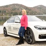 Schauspielerin Anna Maria Mühe (vor einem BMW 750i) freut sich auf das bevorstehende Wochenende voller toller Aktionen. 