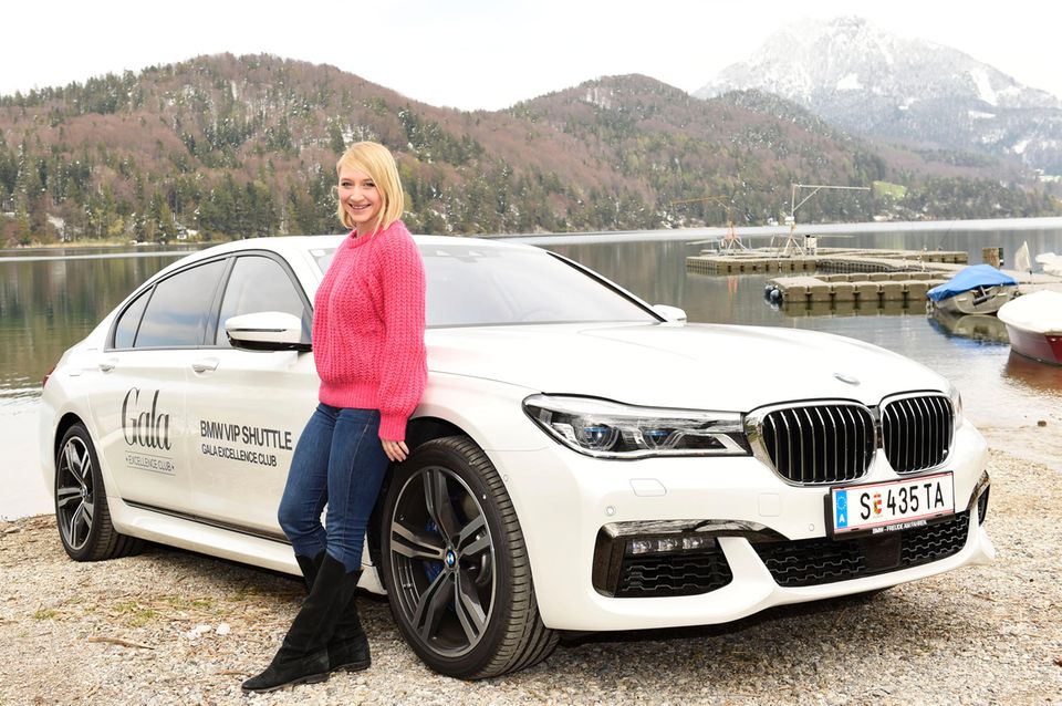 Schauspielerin Anna Maria Mühe (vor einem BMW 750i) freut sich auf das bevorstehende Wochenende voller toller Aktionen. 