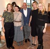 Julia Jäkel (CEO Gruner+Jahr), Stefanie Wurst (Marketingchefin BMW Deutschland), Hans-Reiner Schröder (Direktor BMW Berlin), Katerina Schröder und GALA-Chefredakteurin Anne Meyer-Minnemann kommen für ein Gruppenfoto in der Kutscherstube zusammen. 