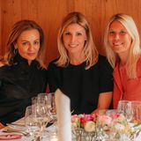 Sigrid Streletzki, Katerina Schröder und Tina Maria Werner nehmen an der festlich gedeckten Tafel zum Dinner Platz. 