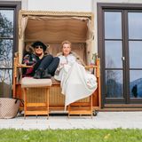 Annette und Dagmar Mühlbacher (Mühlbacher Feinuhrmacher & Hofjuwelier) entspannen sich im Strandkorb. 