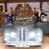 Gastgeber Hans-Reiner Schröder und Paul J. Kernatsch posieren vor dem BMW 502er Barockengel. 