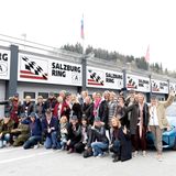 Hans-Reiner Schröder lädt die Teilnehmer zur "BMW M Driving Experience". 
