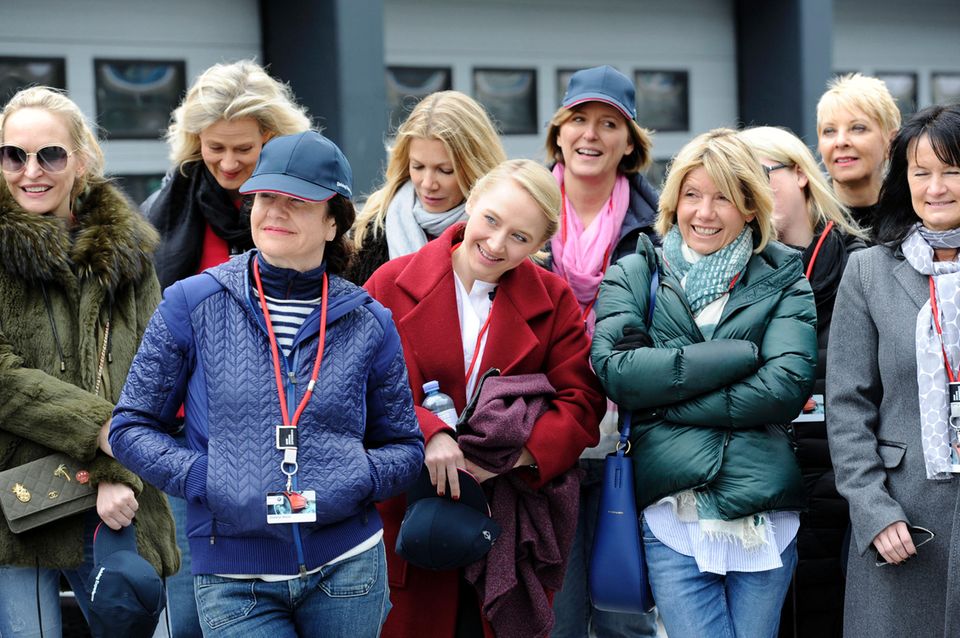 Die Teilnehmerinnen (vorne: Stefanie Wurst, Anna Maria Mühe und Nicole Weber) lauschen der Einführung. 