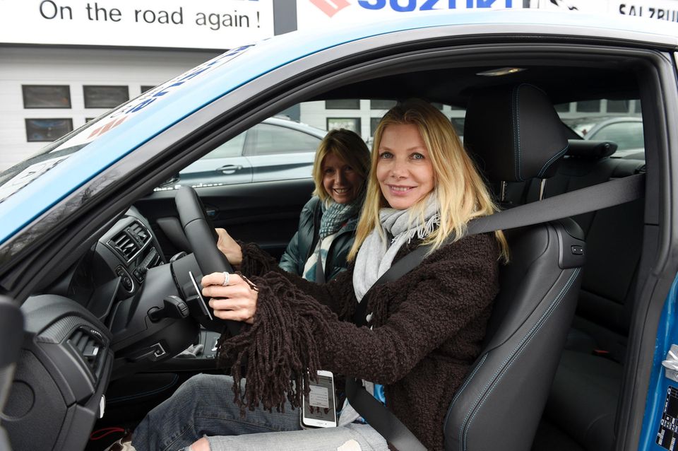 Ursula Karven und Nicole Weber testen im BMW M2 die Rennstrecke.  