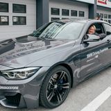 Auch Karin Ross (GroupM) wartet im BMW M4 gespannt auf den Beginn des Fahrtrainings. 