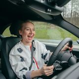 Anna Maria Mühe hat beim Fahrtraining im BMW M2 auf dem Salzburgring sichtlich viel Spaß. 
