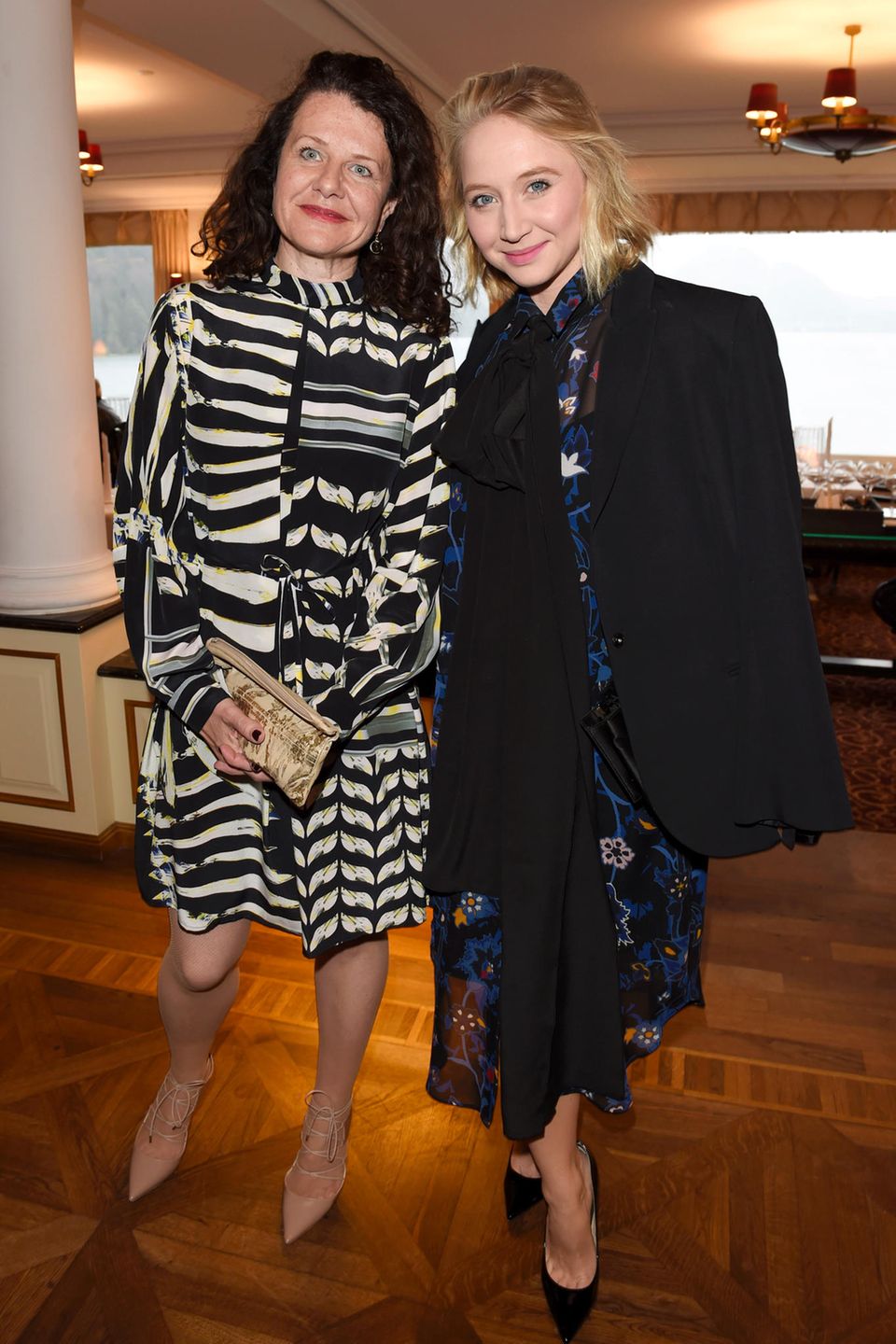 Stefanie Wurst (BMW) und Schauspielerin Anna Maria Mühe haben sich für das Dinner in Schale geworfen. 