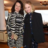 Stefanie Wurst (BMW) und Schauspielerin Anna Maria Mühe haben sich für das Dinner in Schale geworfen. 
