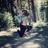 22. April 2017   Durch den Wald hoppelnd ruft Schauspielerin Jessica Biel: "Pflanzt Bäume, bildet Fahrgemeinschaften, recycelt... Kurz gesagt seid nicht blöd zu unserem Planeten. Happy "Earth Day"!"