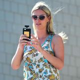 Sollte Nicky Hilton ihr iPhone zu ihrer Parfüm-Sammlung stellen, würde es dort überhaupt nicht auffallen. Mit einer Hülle hat sie ihr mobiles Telefon optisch in einen Flacon von Chanel verwandelt.