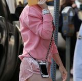 Der Versuch, unerkannt zu bleiben, ist Katy Perry hier so gar nicht gelungen. Spätestens mit ihrem Candy-Look fällt sie dann nämlich doch auf. Zu dem gehört auch ihr iPhone-Kettchen. So kann die Sängerin ihr Handy ganz cool als Tasche tragen.