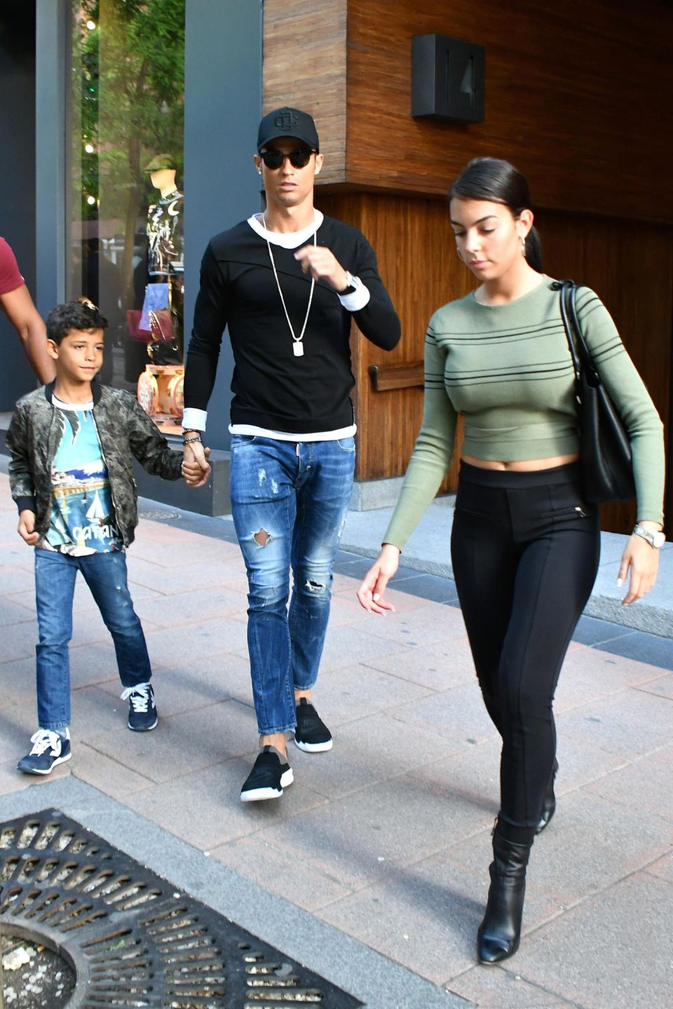 24. April 2017  Cristiano Ronaldo ist mit seiner Freundin und seinem Sohn auf Shoppingtour in Madrid. 