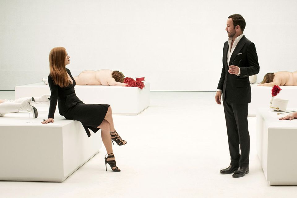 Gewinnspiel zu Nocturnal Animals: Susan (Amy Adams) und Regisseur Tom Ford in der Kunstausstellung ihrer Galerie, die den beeindruckenden Anfang des Filmes bildet. Susan (Amy Adams) und Regisseur Tom Ford in der Kunstausstellung ihrer Galerie, die den beeindruckenden Anfang des Filmes bildet.