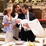22. April 2017  Der kleine Prinz Liam, das zweite Kind von Prinzessin Claire und Prinz Félix, wird in einer Basilika im Vatikan getauft. Seine Schwester Amalia schaut ganz genau hin, was da mit dem kleinen Bruder passiert.