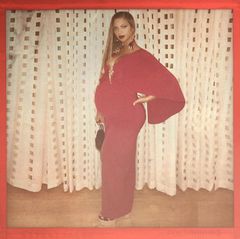 Figurbetont bis zur Geburt! Die hochschwangere Beyoncé liebt es, ihren runden Babybauch in eleganten und enganliegenden Outfits wie diesem roten Cape-Look zu präsentieren. Und das steht ihr hervorragend. 