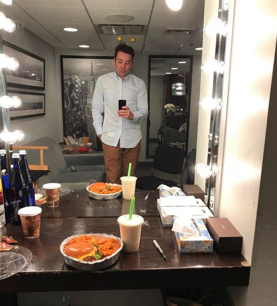Vor dem Beginn seiner Show gönnt sich Jimmy Fallon noch ein Burger-Menü. Vor dem Beginn seiner Show gönnt sich Jimmy Fallon noch ein Burger-Menü.