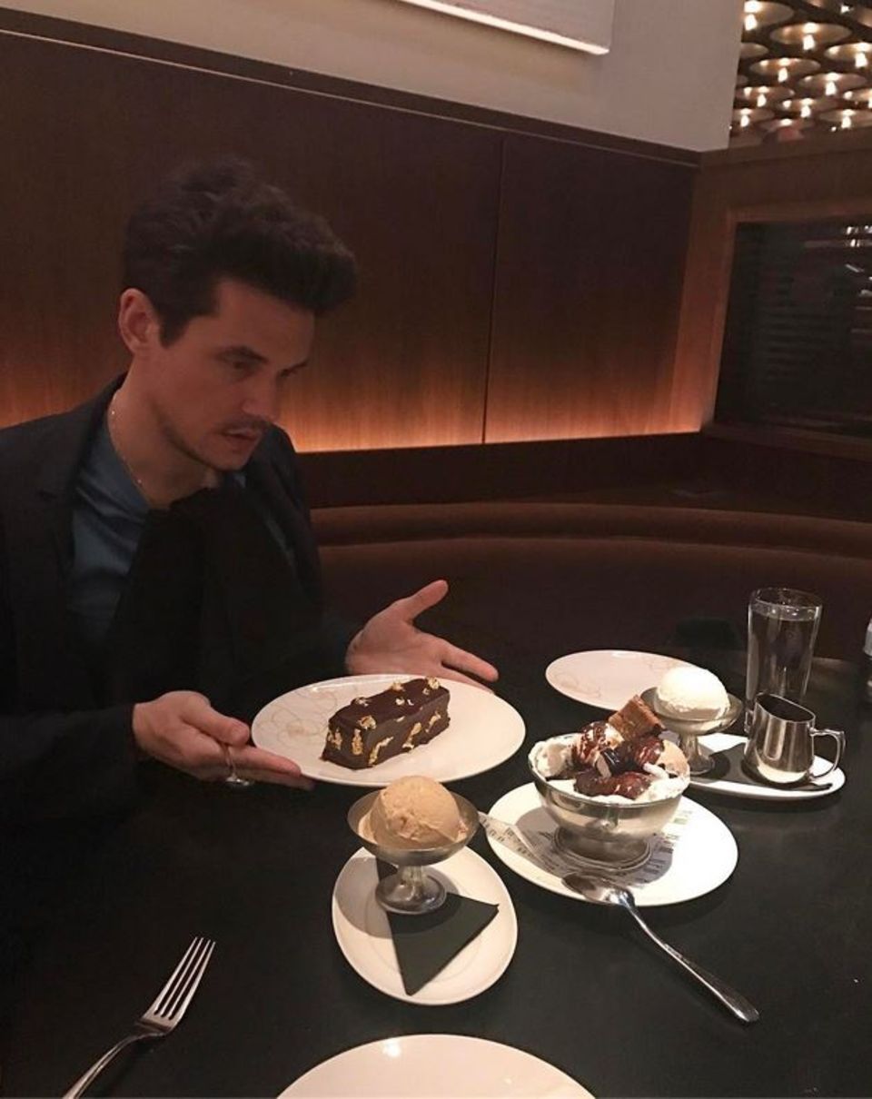 Warum für ein Dessert entscheiden, wenn man wie John Mayer alle nehmen kann. Warum für ein Dessert entscheiden, wenn man wie John Mayer alle nehmen kann.