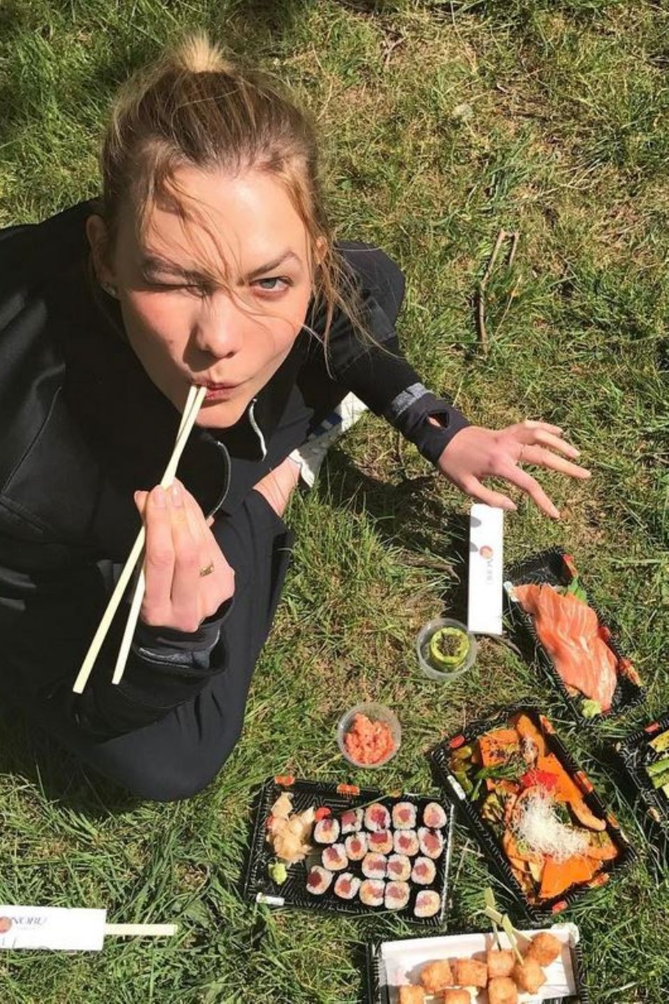 Karlie Kloss hat es sich für ihr Sushi-Lunch auf einer Wiese im Park bequem gemacht. 