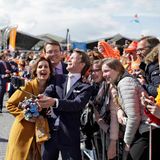 Königstag 2017  Royales Selfie am Zaun: Prinz Pieter-Christiaan, Prinzessin Anita und Prinz Constantijn machen den Spaß mit.