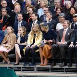 Königstag 2017  Konzentriertes Schauen bei den Prinzessinnen ... Der König wirkt amüsiert. Ganz links sitzen Willem-Alexanders Cousin Pieter-Christiaan und seine Frau Anita.