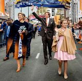 Königstag 2017  Tausende von Niederländern sind nach Tilburg gekommen, um dem König zu gratulieren und säumen die geschmückten Straßen.