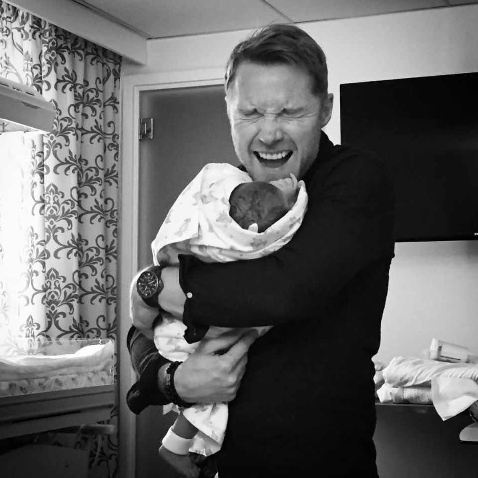 27. April 2017 Ronan Keating ist zum vierten Mal Papa geworden und kann seinen Jungen endlich drücken. Ehefrau Storm hat das bewegende Foto mit den Fans geteilt. 27. April 2017 Ronan Keating ist zum vierten Mal Papa geworden und kann seinen Jungen endlich drücken. Ehefrau Storm hat das bewegende Foto mit den Fans geteilt.