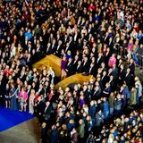 28. April: Geburtstagsdinner  Gar keine so leichte Aufgabe alle Gäste auf ein Foto zu bekommen. Doch am Ende gelingt dem Fotografen ein sehr schönes Motiv und damit eine schöne Erinnerung für König Willem-Alexander. 